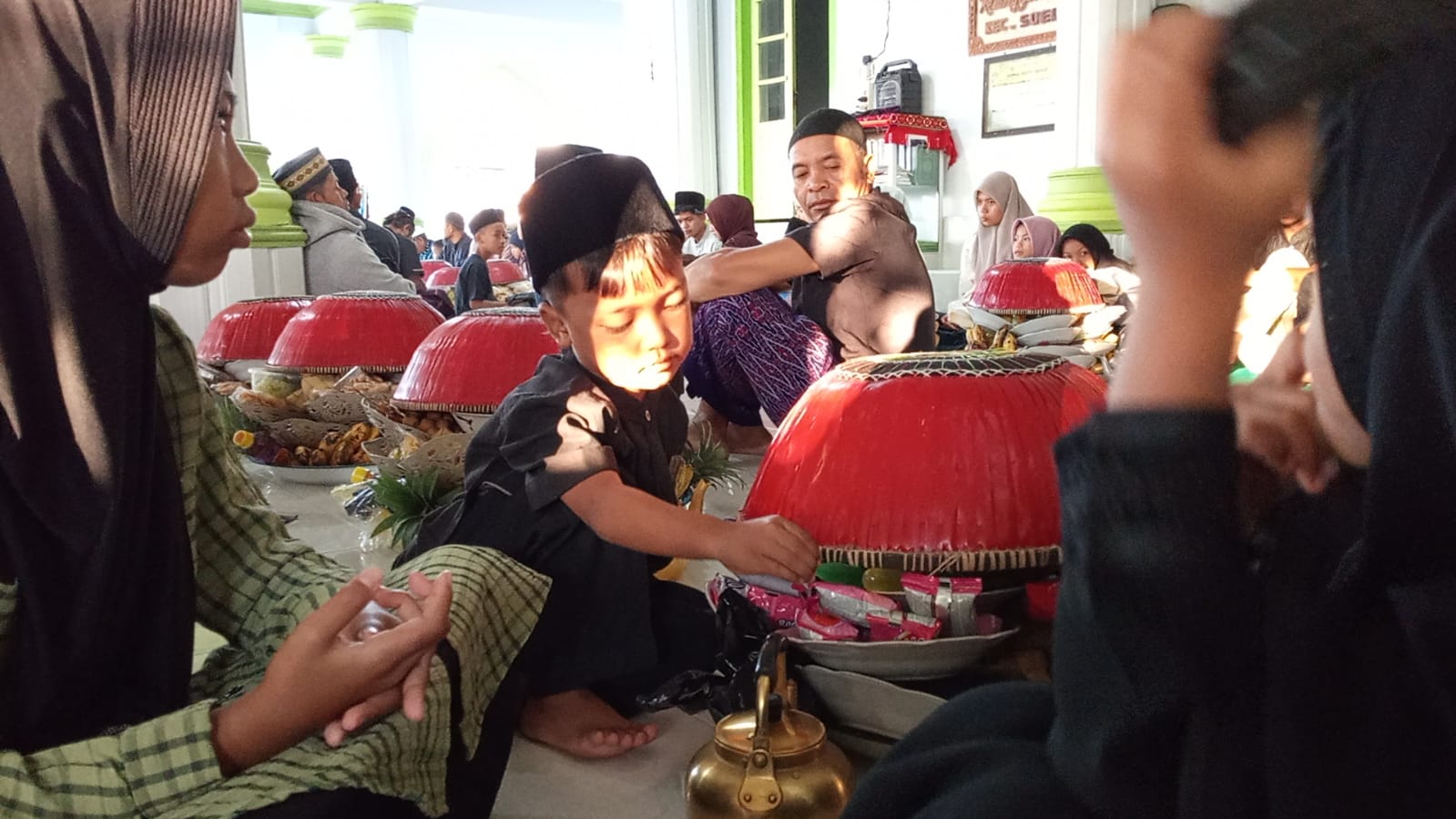 LEBARAN TOPAT: Sejumlah anak-anak di Desa Ketangga, Kecamatan Suela sedang mengikuti doa dan zikir yang dilanjutkan dengan makan bersama di masjid saat Lebaran Topat. 