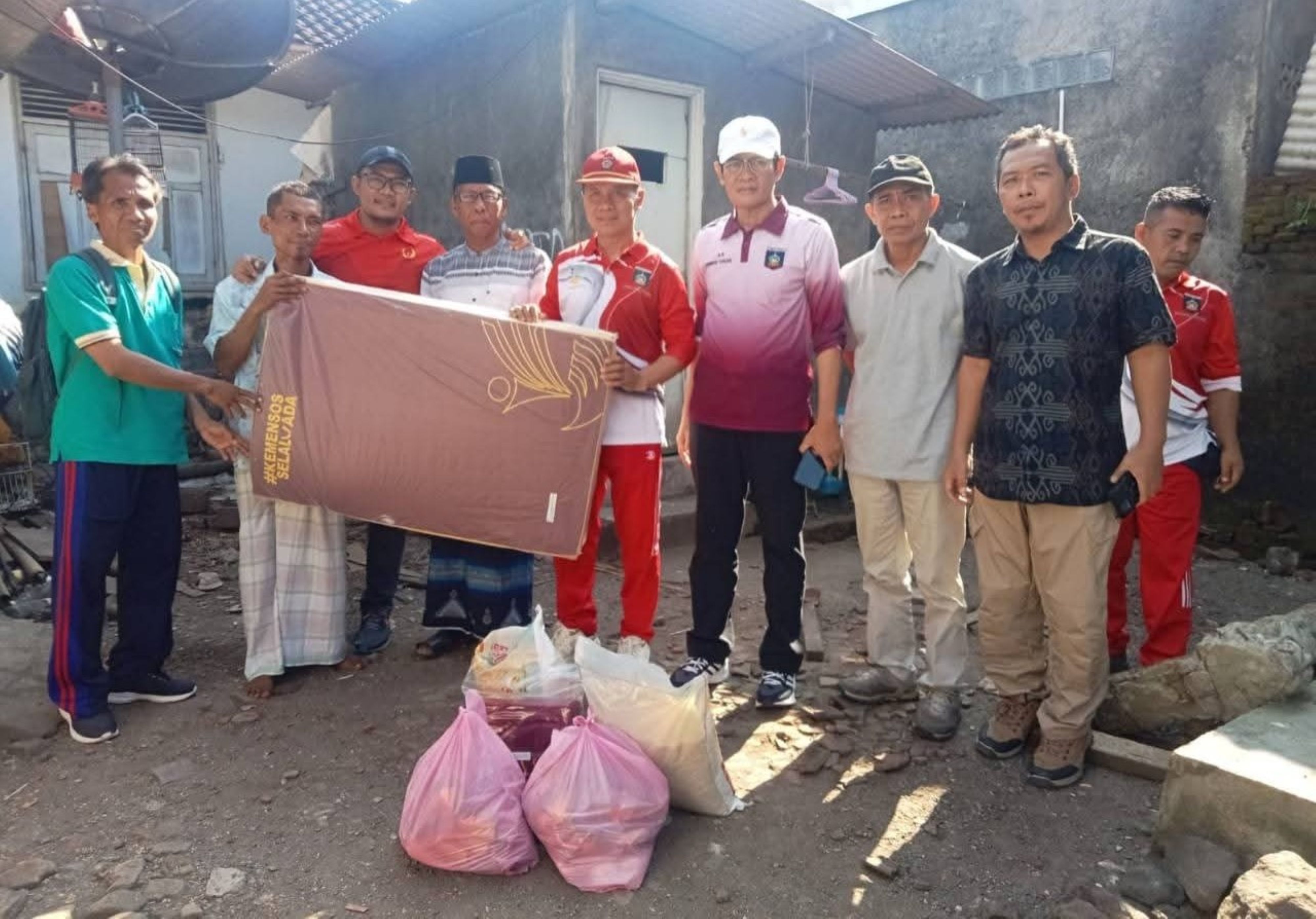 Wakil Bupati Lombok Tengah M Nursiah turun langsung menyalurkan bantuan kepada anak penderita hidrosefalus di Desa Kawo, Pujut, Lombok Tengah, Sabtu (28/3). 