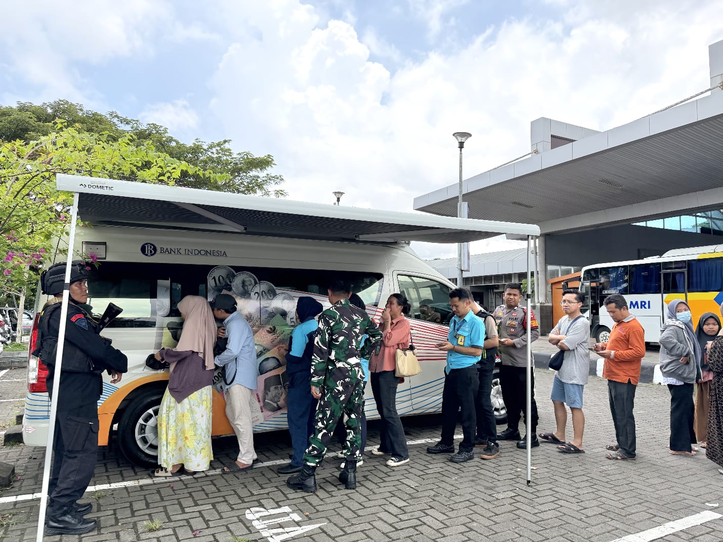 PENUKARAN UANG BARU: Sejumlah warga NTB yang melakukan penukaran uang baru dalam kegiatan SERAMBI menjelang Idulfitri 1447 H, belum lama ini.