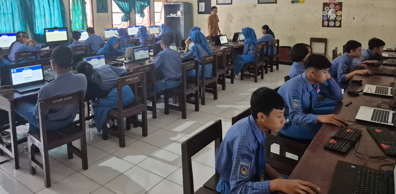 Siswa SMPN 15 Mataram melaksanakan gladi bersih TKA di sekolah setempat, belum lama ini. Persiapan TKA Mataram digeber, guru bedah soal literasi dan numerasi.