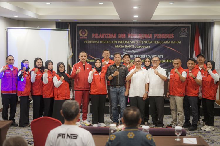 Ketua PP FTI Armand Van Kempen bersama pengurus FTI NTB usai pelantikan.