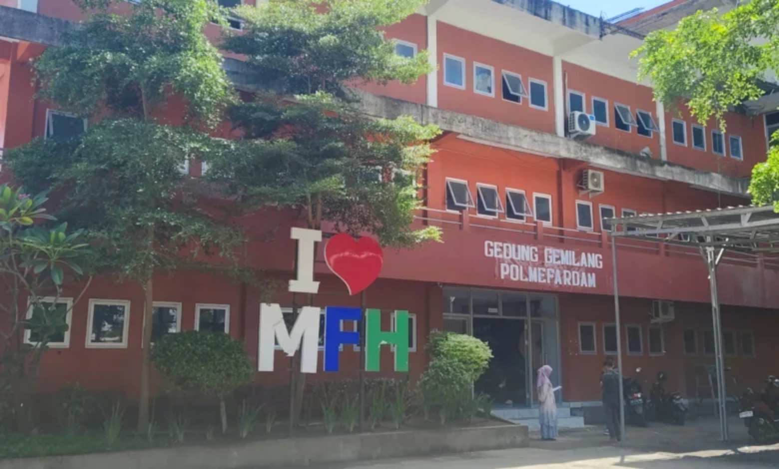 DIDUGA LAKUKAN PUNGLI: Terlihat sejumlah mahasiswa Unbim Internasional berjalan di depan kampus, Minggu (29/3).