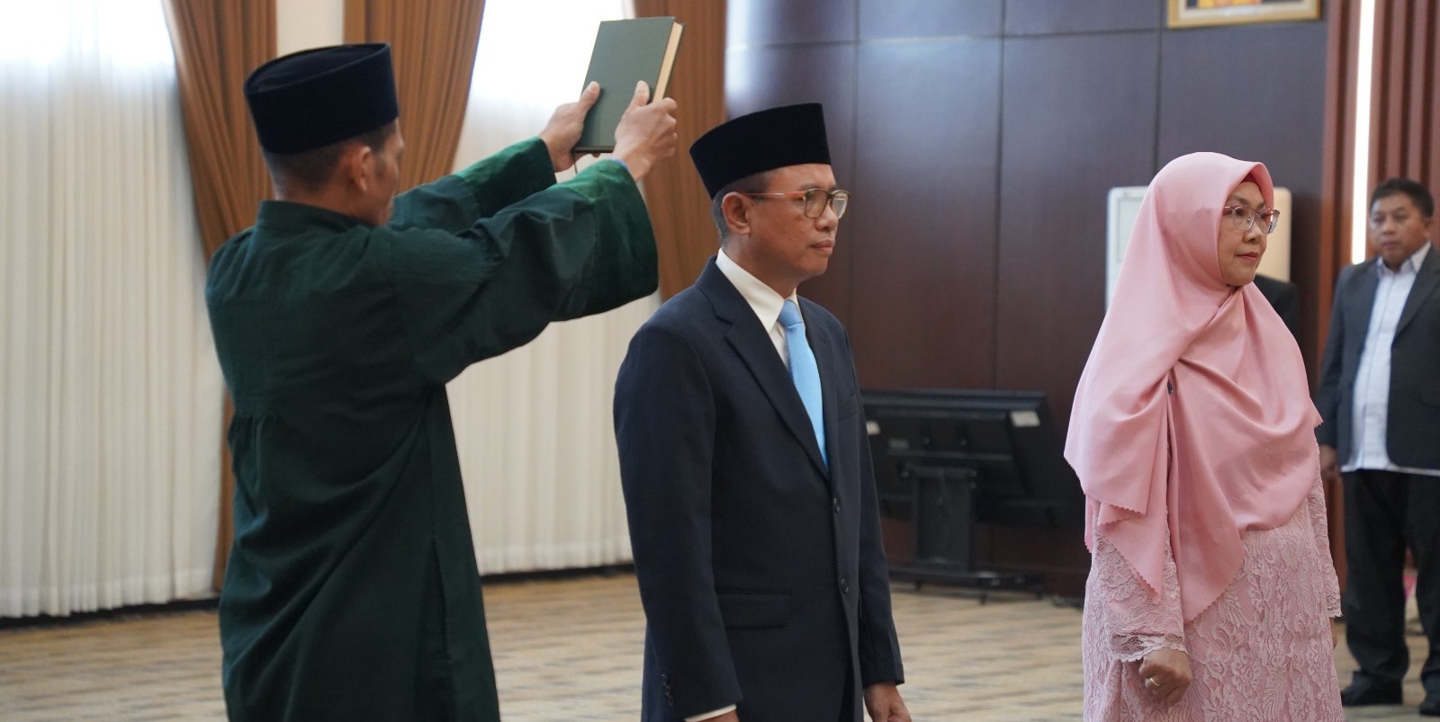 Rektor Unram Prof Sukardi melantik dan mengambil sumpah jabatan Wakil Rektor Bidang Keuangan dan Umum serta Wakil Rektor Bidang Perencanaan, Kerja Sama, dan Sistem Informasi Periode Antar Waktu.