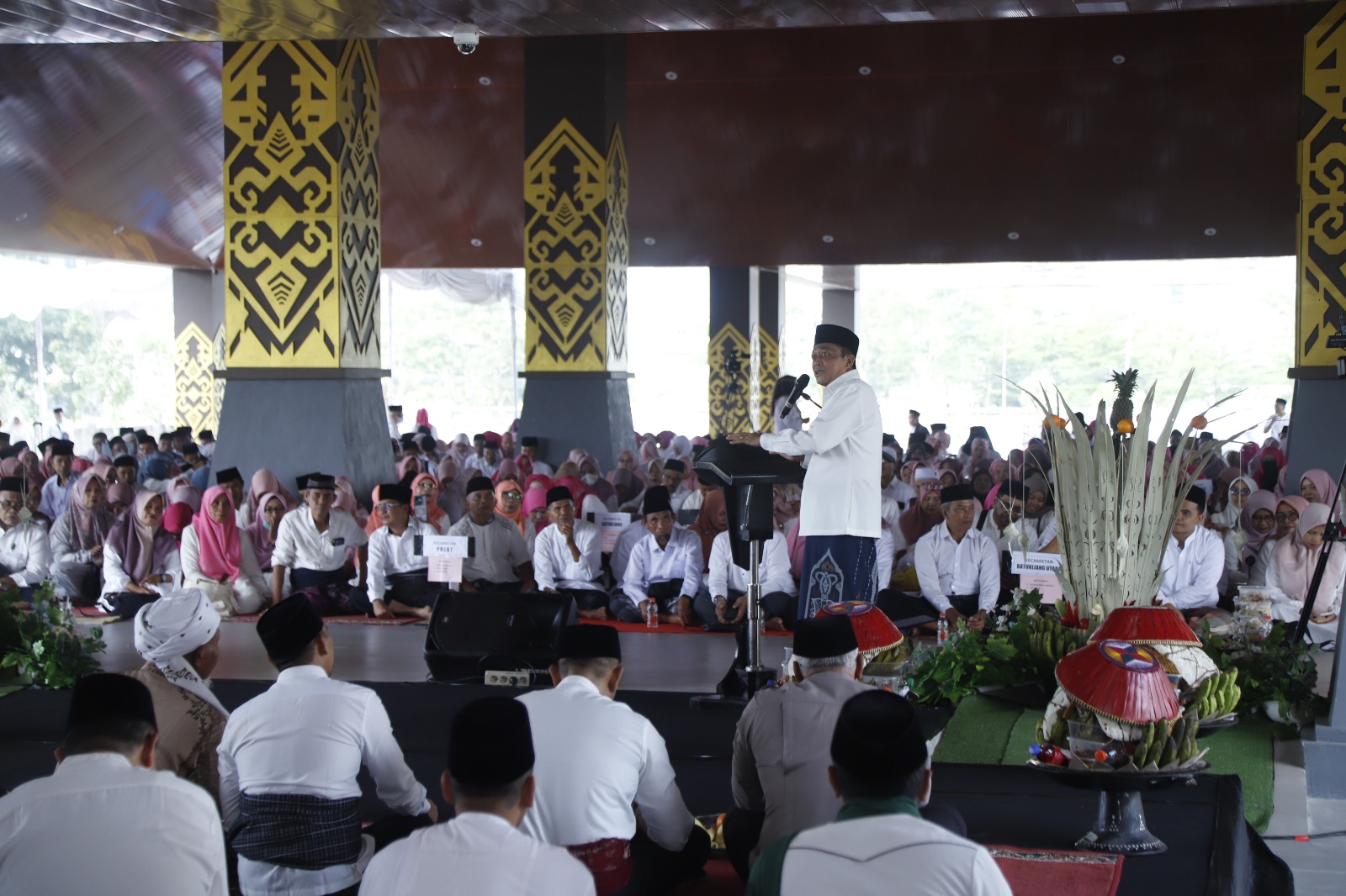 Bupati Lombok Tengah Lalu Pathul Bahri berikan sambutan dalam kegiatan perayaan Lebaran Topat di Bencingah Agung Masmirah, Sabtu (28/3). 