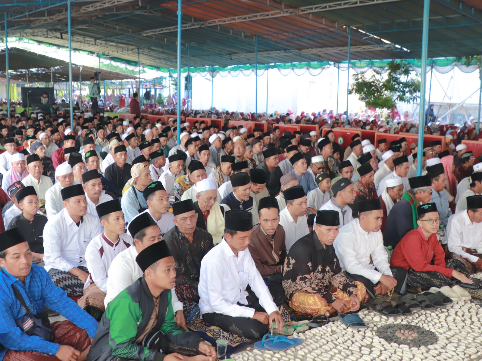 Ribuan jemaah mengikuti rangkaian Haul ke-33 Al-Mursyid TGH Abhar Muhyiddin Musalam di Lapangan Ponpes Darul Falah Pagutan, Mataram, Sabtu (28/3) 