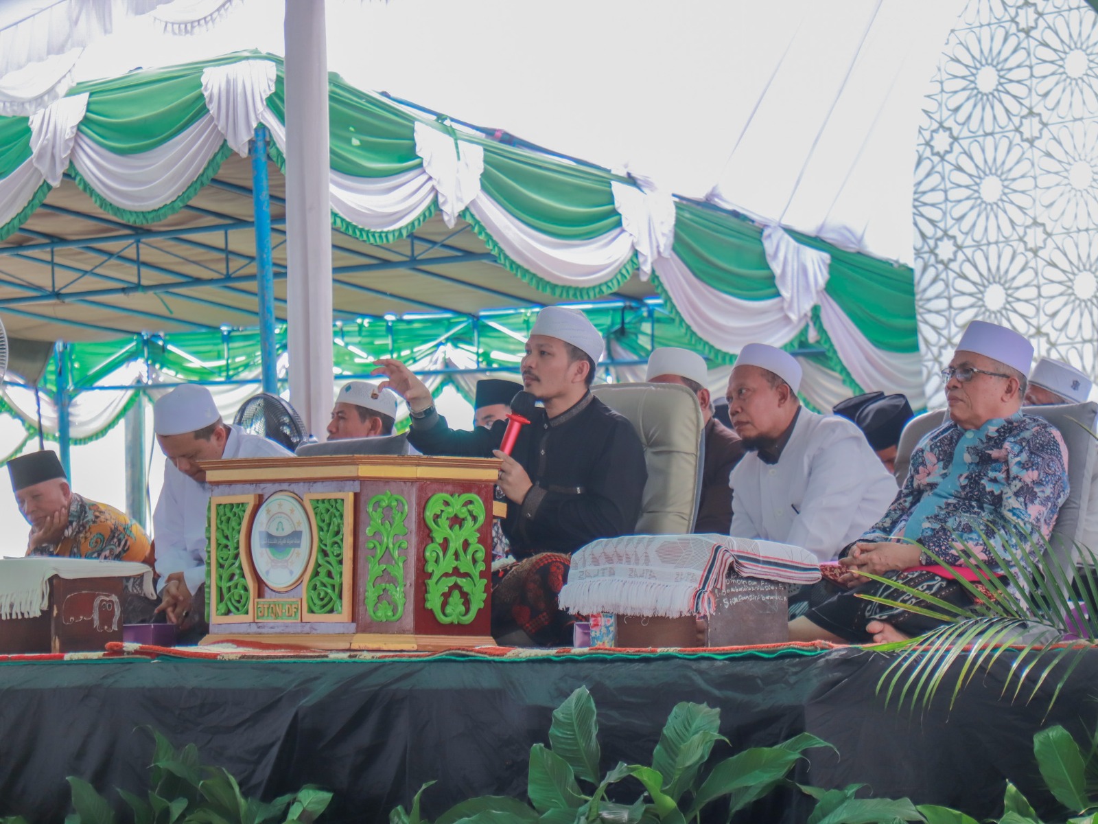 TGH Muammar Arafat menyampaikan ceramah pada Haul ke-33 Al-Mursyid TGH Abhar Muhyiddin Musalam di Lapangan Ponpes Darul Falah Pagutan, Mataram, Sabtu (28/3) 