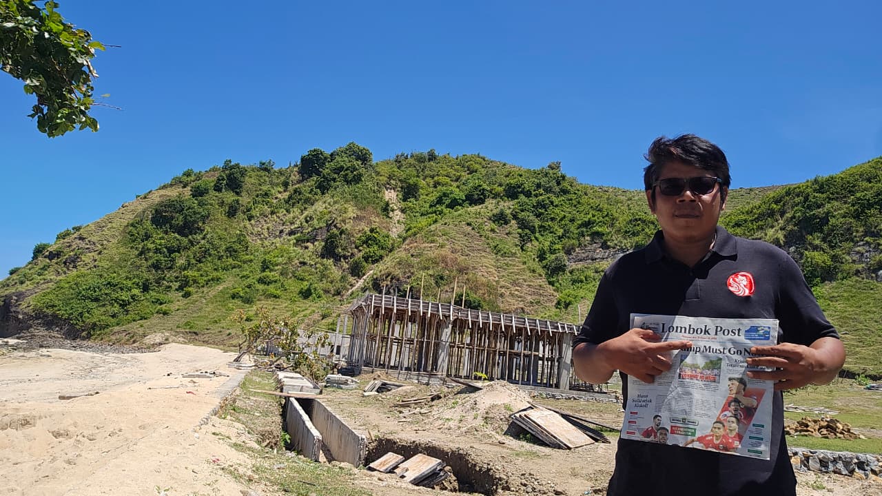 Tim Kinnara Limited di lokasi, Marina Bay City, Buwun Mas, Lombok Barat, 29 Maret 2026. Lokasi masih kosong dan berada di bawah perintah pembongkaran pemerintah. ( Foto: Kinnara Limited.) 