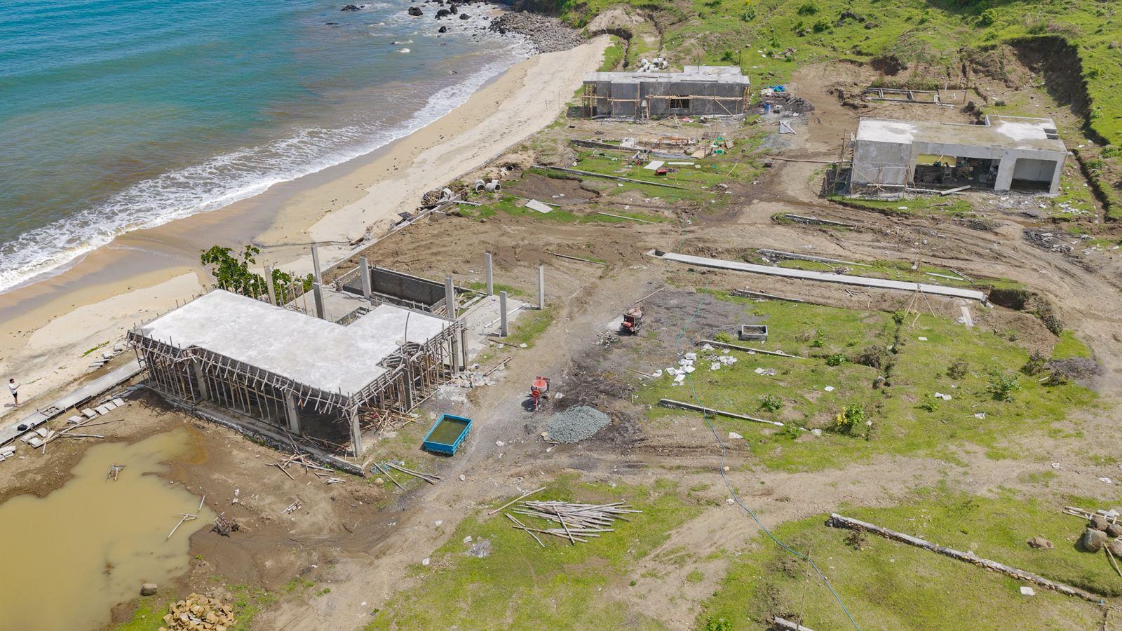 Tim Kinnara menunjukkan lokasi proyek Marina Bay City di Sekotong, Lombok Barat, yang masih kosong meski dana Rp 67,2 miliar telah ditransfer ke pengembang.