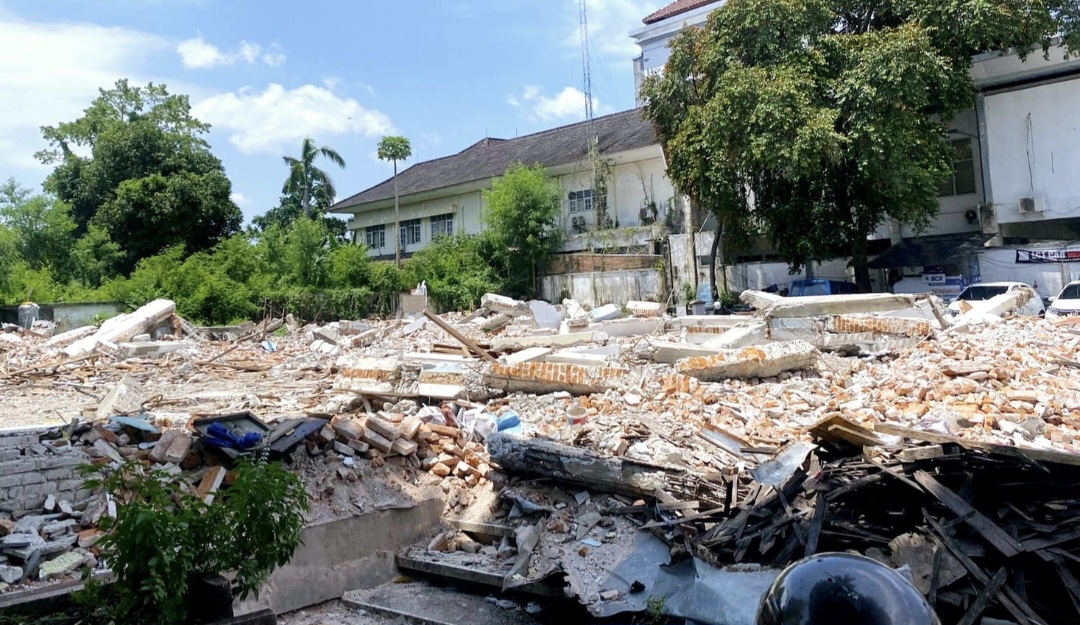 Inilah kondisi bekas Gedung Wanita di Jalan Udayana, Mataram, yang sudah dirobohkan setelah Pemprov NTB kalah gugatan di Mahkamah Agung (MA).