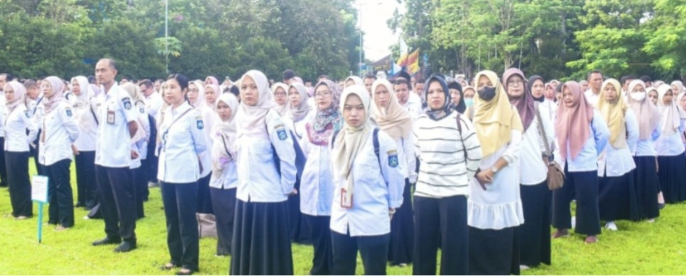 Para ASN Pemprov NTB mengikuti apel perdana di halaman Kantor Gubernur NTB setelah cuti bersama Lebaran Rabu lalu (25/3). DPRD NTB meminta WFH tidak diberlakukan ke semua OPD.