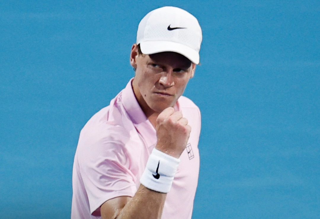 Jannik Sinner juara Miami Open 2026 usai kalahkan Jiri Lehecka, raih Sunshine Double dan samai rekor Roger Federer tanpa kehilangan satu set pun.