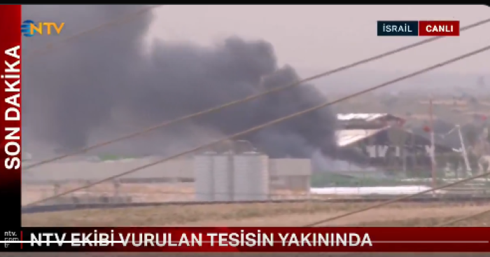 Asap hitam membumbung tinggi dari kawasan industri di wilayah Negev, Israel, usai serangan yang dilaporkan terkait dengan Iran. Siaran langsung NTV menunjukkan dampak kerusakan di sekitar fasilitas.