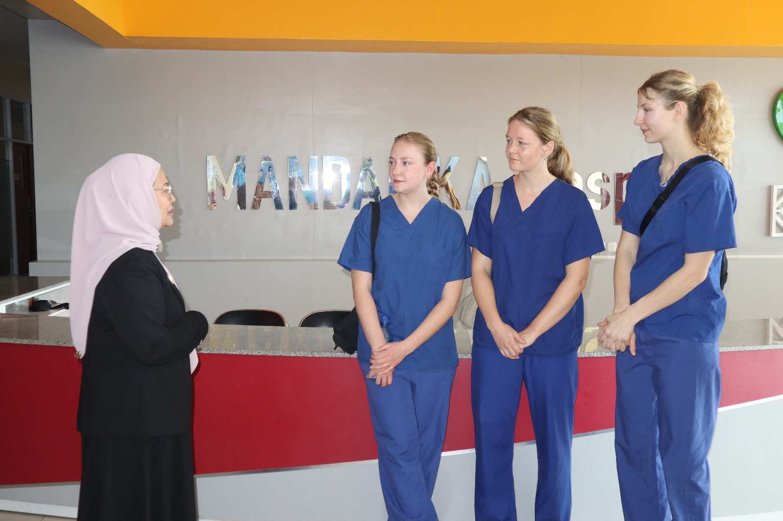 Tiga dokter peserta International Internship dari University of Birmingham berdiskusi dengan Direktur RS Mandalika dr Oxy Cahyowahyuni untuk menjalani program magang selama empat minggu.