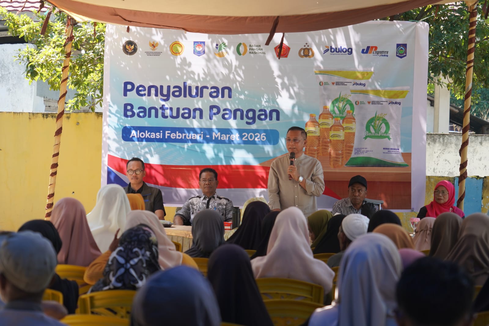Wali Kota Bima HA Rahman H Abidin menyerahkan bantuan pangan secara simbolis di di kantor Kelurahan Lewirato, Kecamatan Mpunda, Sabtu (28/3).