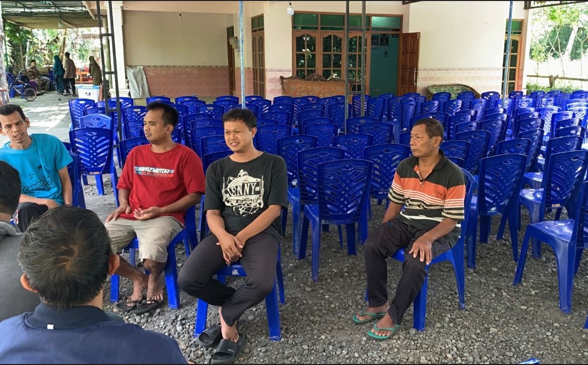 KEHILANGAN ORANG TERSAYANG: Suasana di kediaman orang tua Praka Farizal Rhomadhon di Padukuhan Ledok, Kabupaten Kulonprogo, kemarin (30/3). Foto kiri, Praka Farizal Rhomadhon. (Jawa Pos)