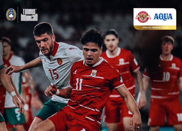 RUNNER-UP: Pemain Indonesia Kevin Diks (kanan) berebut bola dengan pemain Bulgaria Zdravko Dimitrov (kiri) di laga Final FIFA Series di SUGBK tadi malam.
