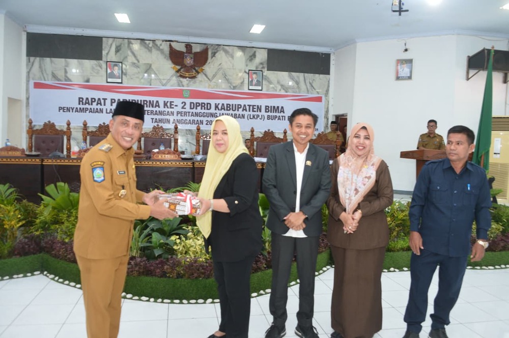 Bupati Bima Ady Mahyudi (kiri) menyerahkan dokumen LKPJ kepada ketua DPRD Bima Diah Citra Pravitasari pada paripurna di kantor DPRD setempat, Senin (30/3).
