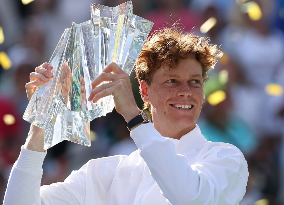 Jannik Sinner tempel Carlos Alcaraz di ATP Live Race 2026. Selisih tinggal 50 poin usai juara Miami, persaingan makin panas.