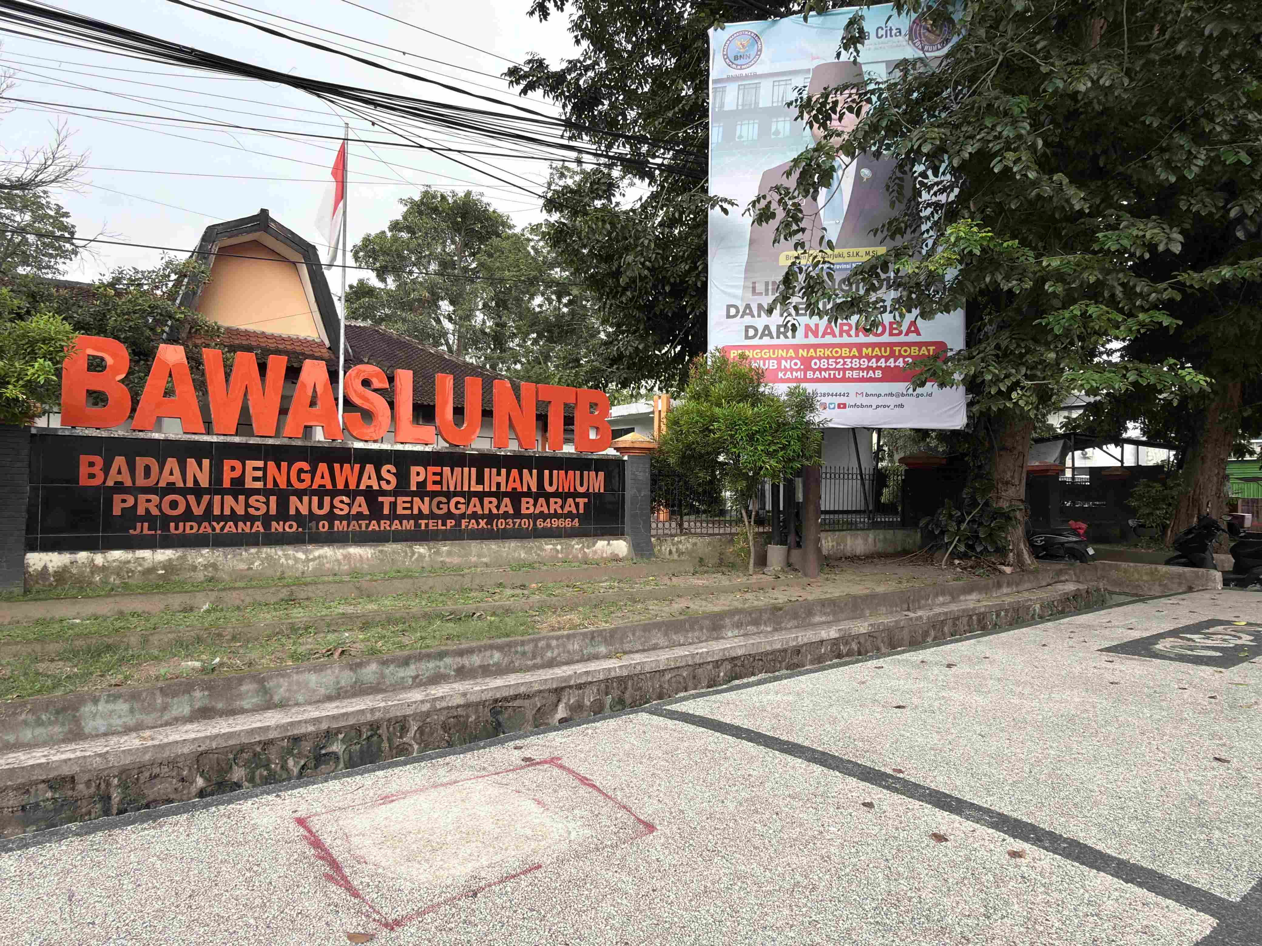 Lahan tempat berdirinya gedung Bawaslu NTB, belum dicabut sebagai aset Pemprov NTB, meski I Made Singarsa selaku pihak penggugat memenangkan perkara, dan meminta pemerintah segera mengosongkannya. 
