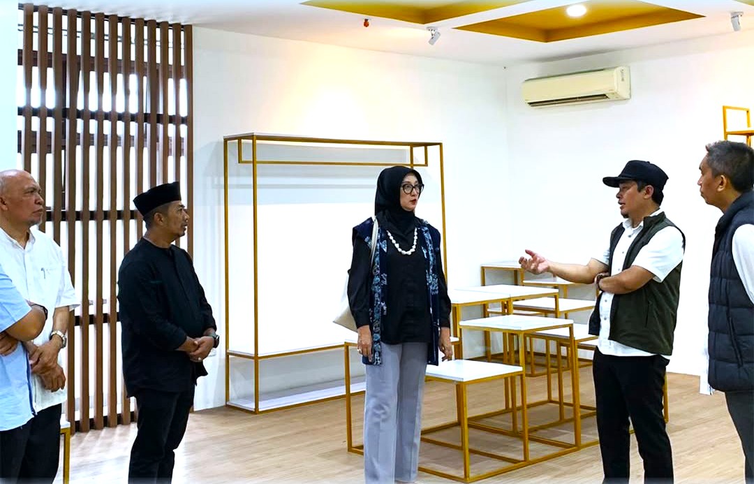 LIHAT LANGSUNG: Ketua Dekranasda NTB Sinta Agathia Iqbal (tengah) saat meninjau NTB Mall yang akan Re-Opening menjadi BaleKITA NTB, pekan lalu.