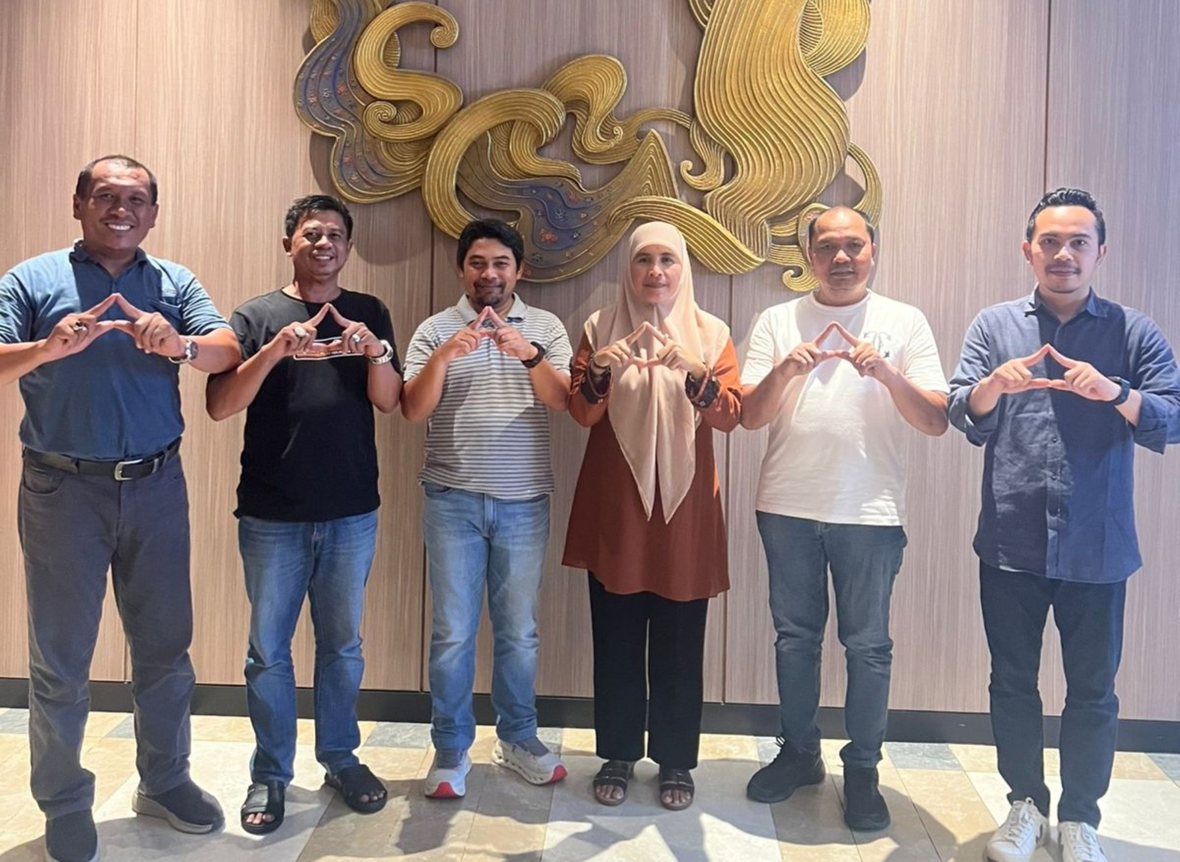 Ketua DPC Partai Demokrat Loteng Adi Bagus Karya Putra (paling kanan) berfoto bersama sejumlah ketua DPC lainnya nyatakan dukungan kepada Amrul Jihadi sebagai calon Ketua DPD Partai Demokrat NTB. 