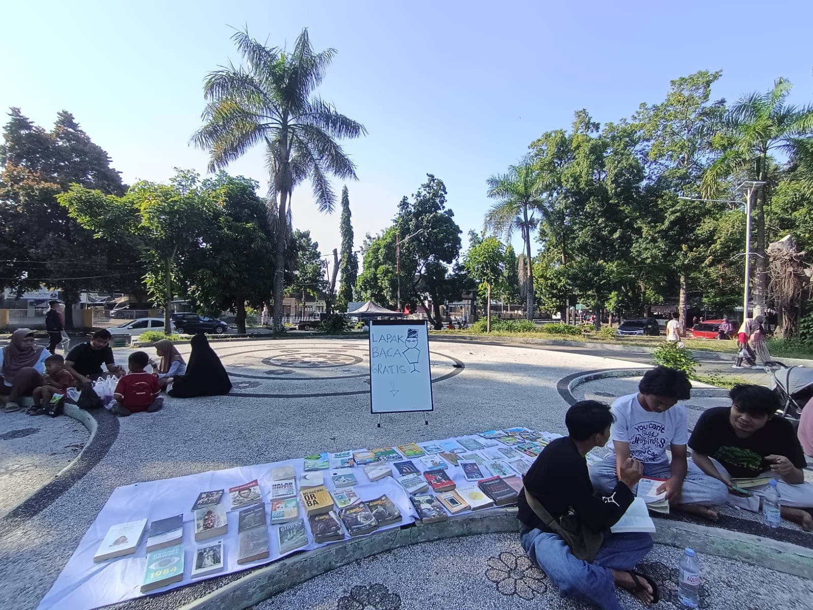 CERDASKAN GENERASI: sanggar Baca Bhavana saat menggelar lapak baca Bhavana di taman Rinjani Selong pada saat Car Free Day (CFD). 