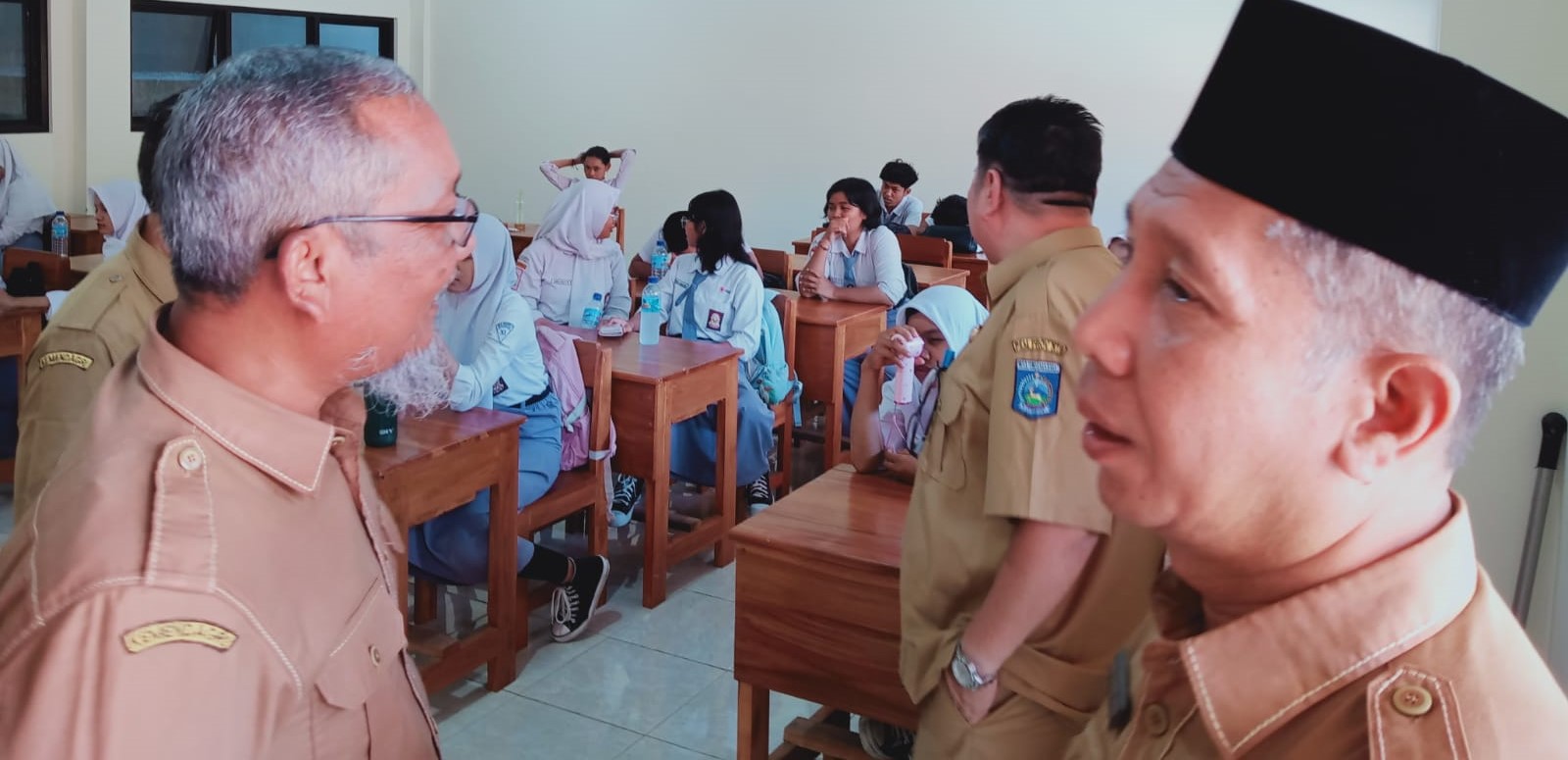 Siswa SMAN 8 Mataram melaksanakan KBM pada hari pertama masuk usai libur Lebaran, Senin (30/3).