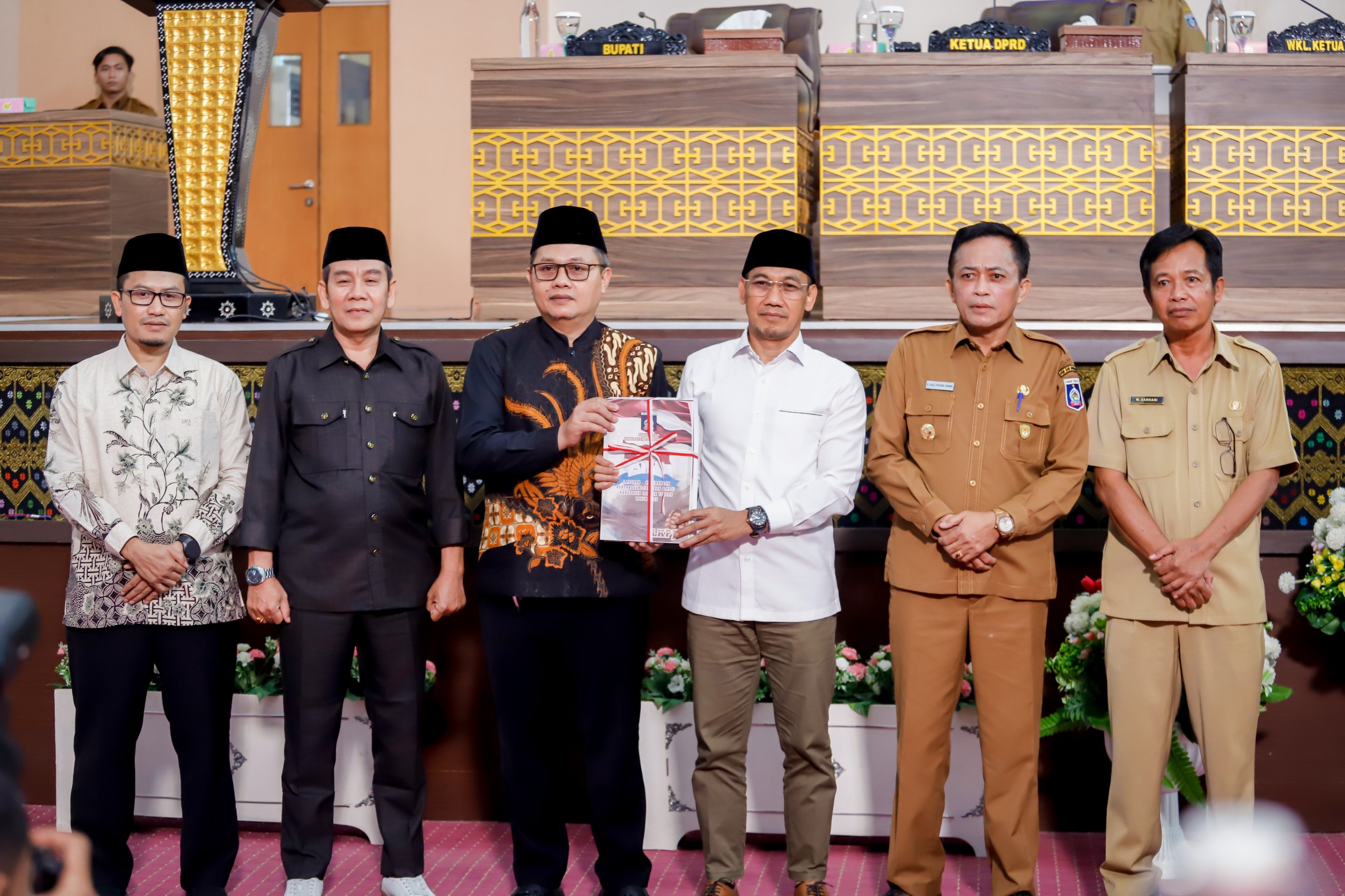 LKPJ 2025: Dokumen LKPJ APBD Lombok Tengah 2025 yang akan dibahas DPRD Lombok Tengah. Pada tahun lalu, kinerja Bupati Pathul dan Wakil Bupati Nursiah menunjukkan capaian positif dalam LKPJ tersebut.