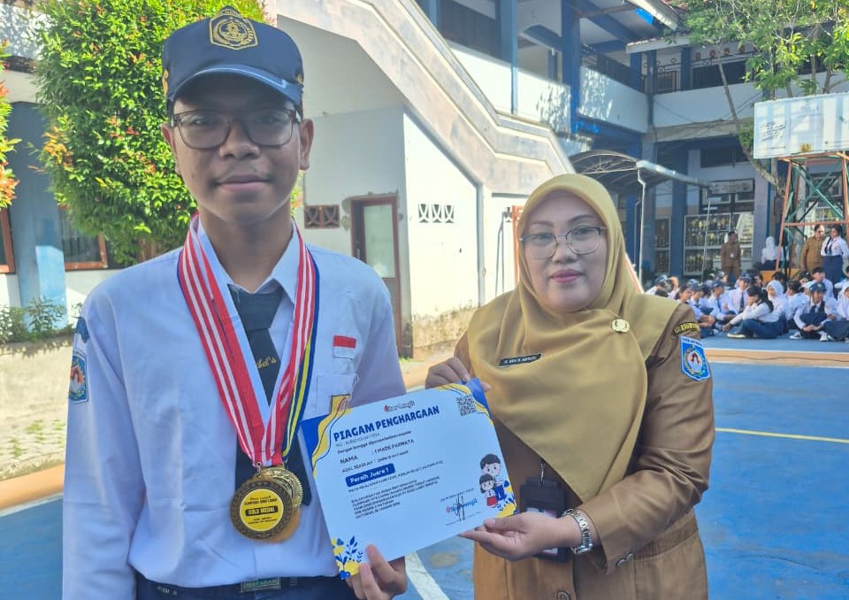 I Made Parwata siswa SMPN 15 Mataram meraih medali emas ajang Pusat POSI Junior Science Olympiad 2026.