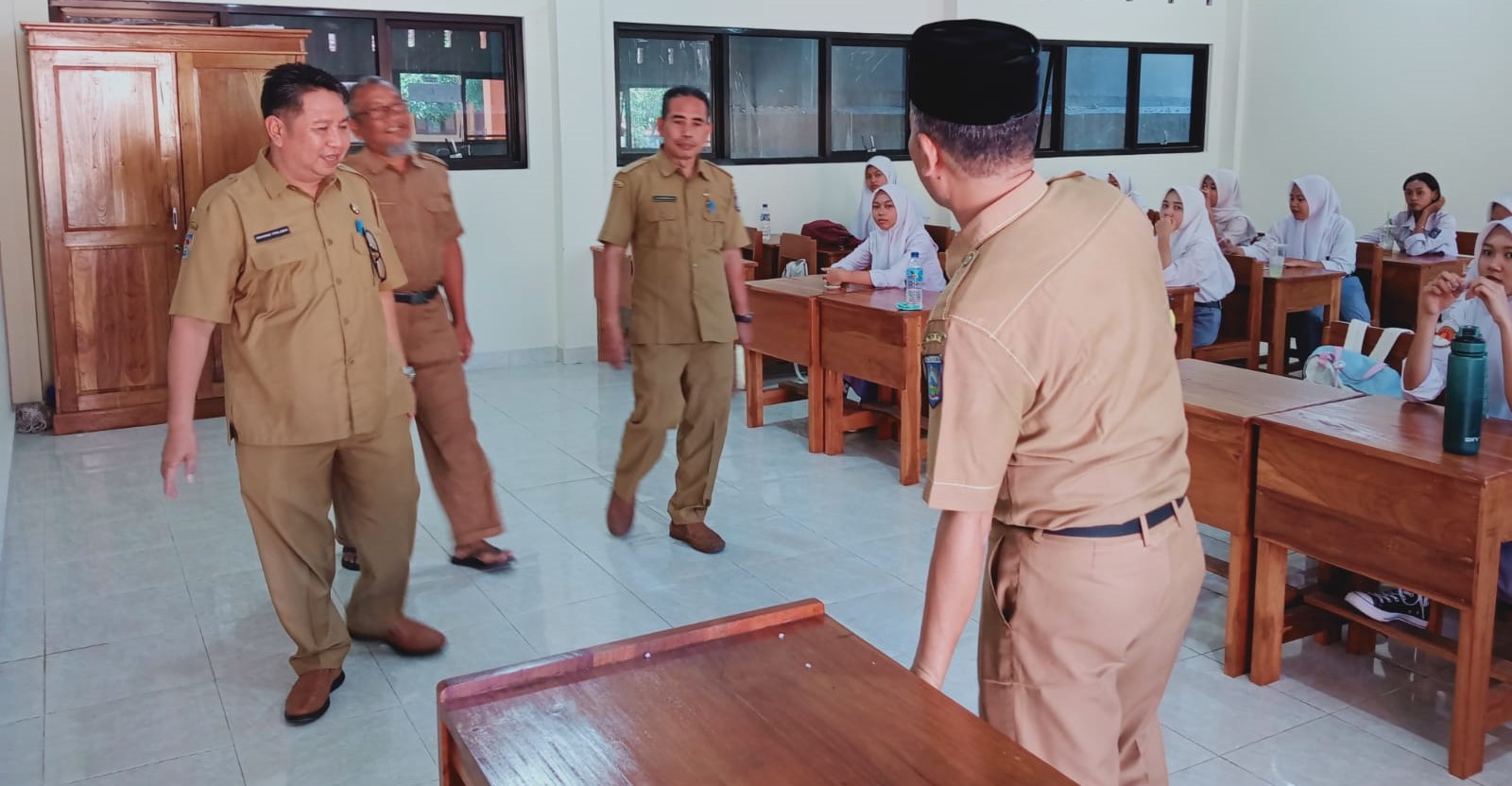 Kabid Pembinaan SMA Disdikpora NTB Muhammad Toha memantau KBM pada hari pertama masuk usai libur Lebaran di SMAN 8 Mataram, Senin (30/3). KBM NTB hari pertama lancar, kehadiran guru tinggi.