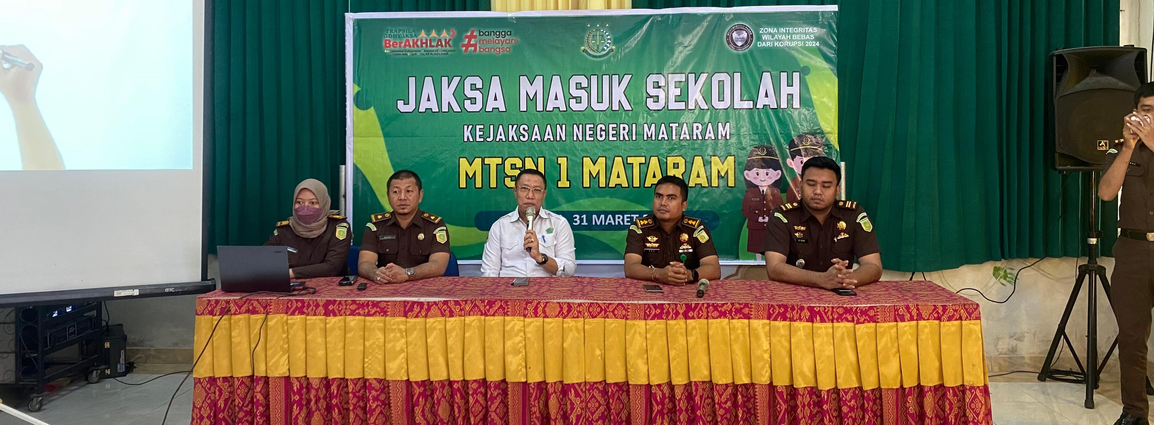 Kejari Mataram melaksanakan sosialisasi hukum di MTsN 1 Mataram sebagai upaya edukasi hukum sejak dini di madrasah setempat, Selasa (31/3).  