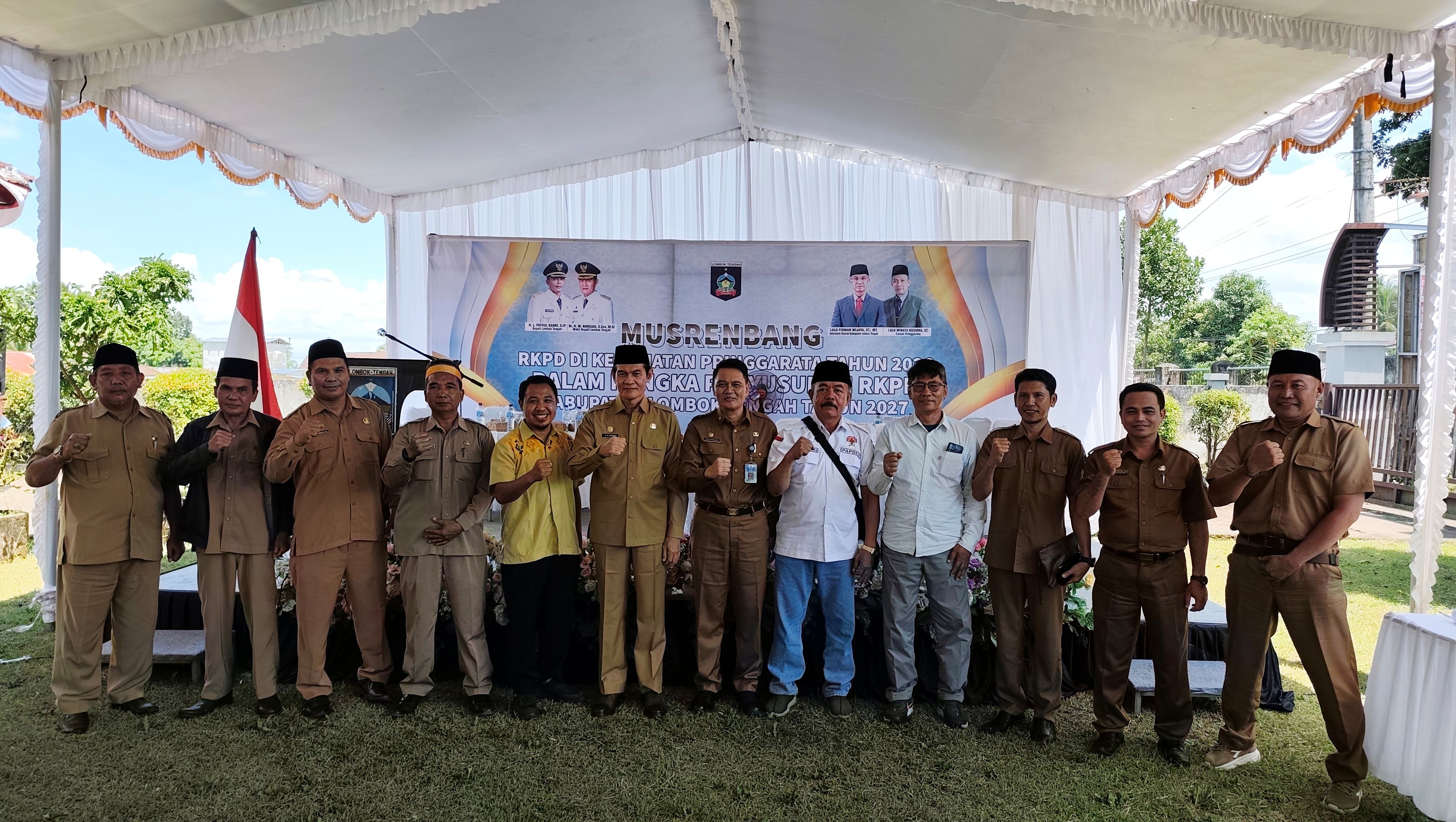 Wakil Bupati Lombok Tengah M Nursiah (paling tengah) berfoto bersama sejumlah kepala desa usai menghadiri kegiatan Musrenbang Kecamatan Pringgarata, Senin (30/3). 