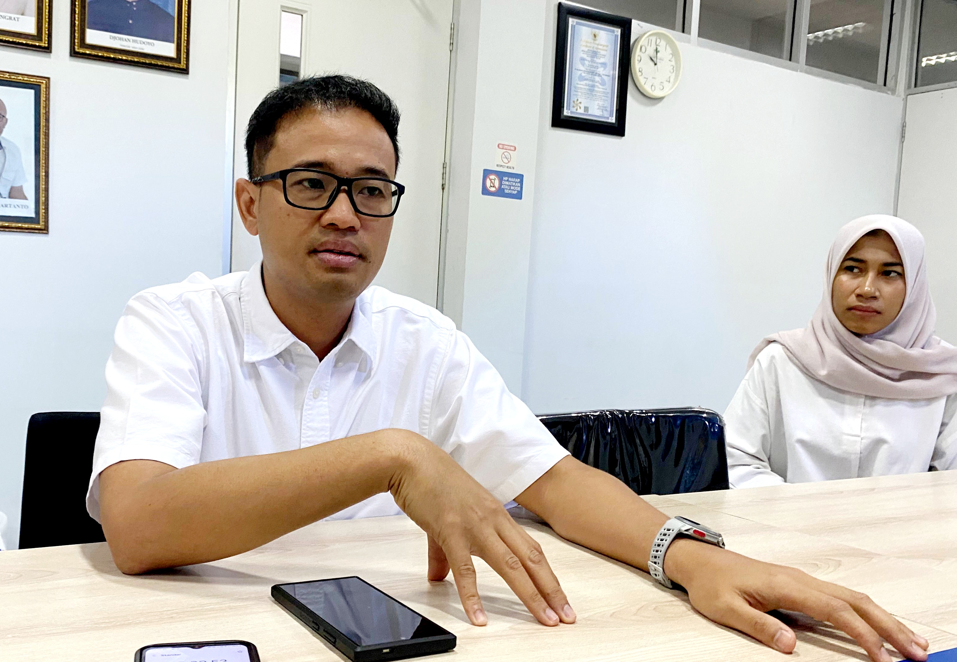 BERI PENJELASAN: Branch Manager Pelindo Cabang Lembar Kunto Wibisono (kiri) saat memberikan keterangan kepada wartawan, Senin (30/3).  
