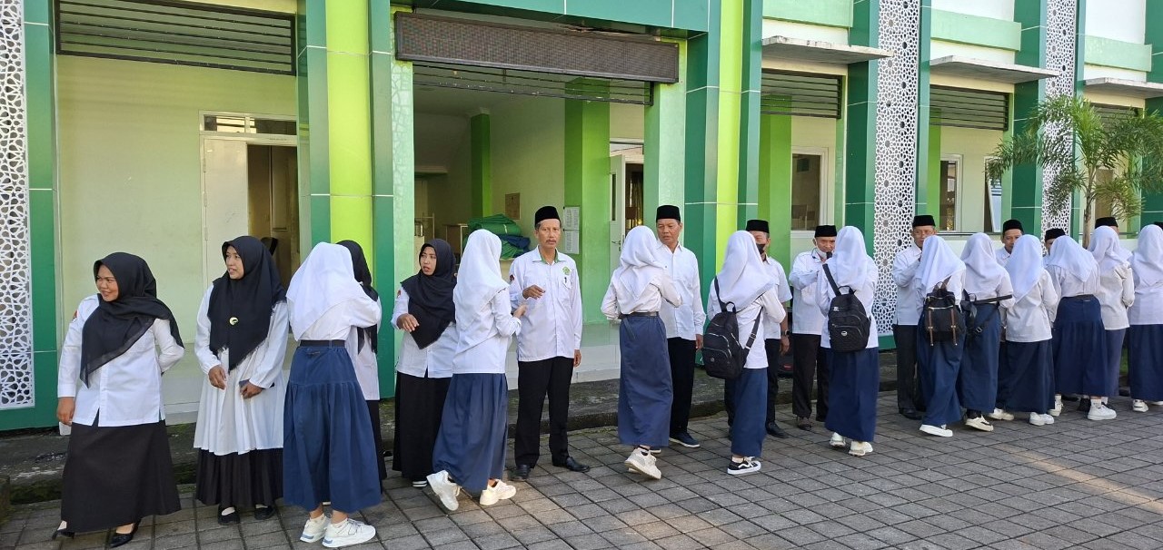 MTsN 2 Lobar melaksanakan halalbihalal hari pertama masuk sekolah usai libur panjang Idulfitri di halaman madrasah setempat, Senin (30/3).  