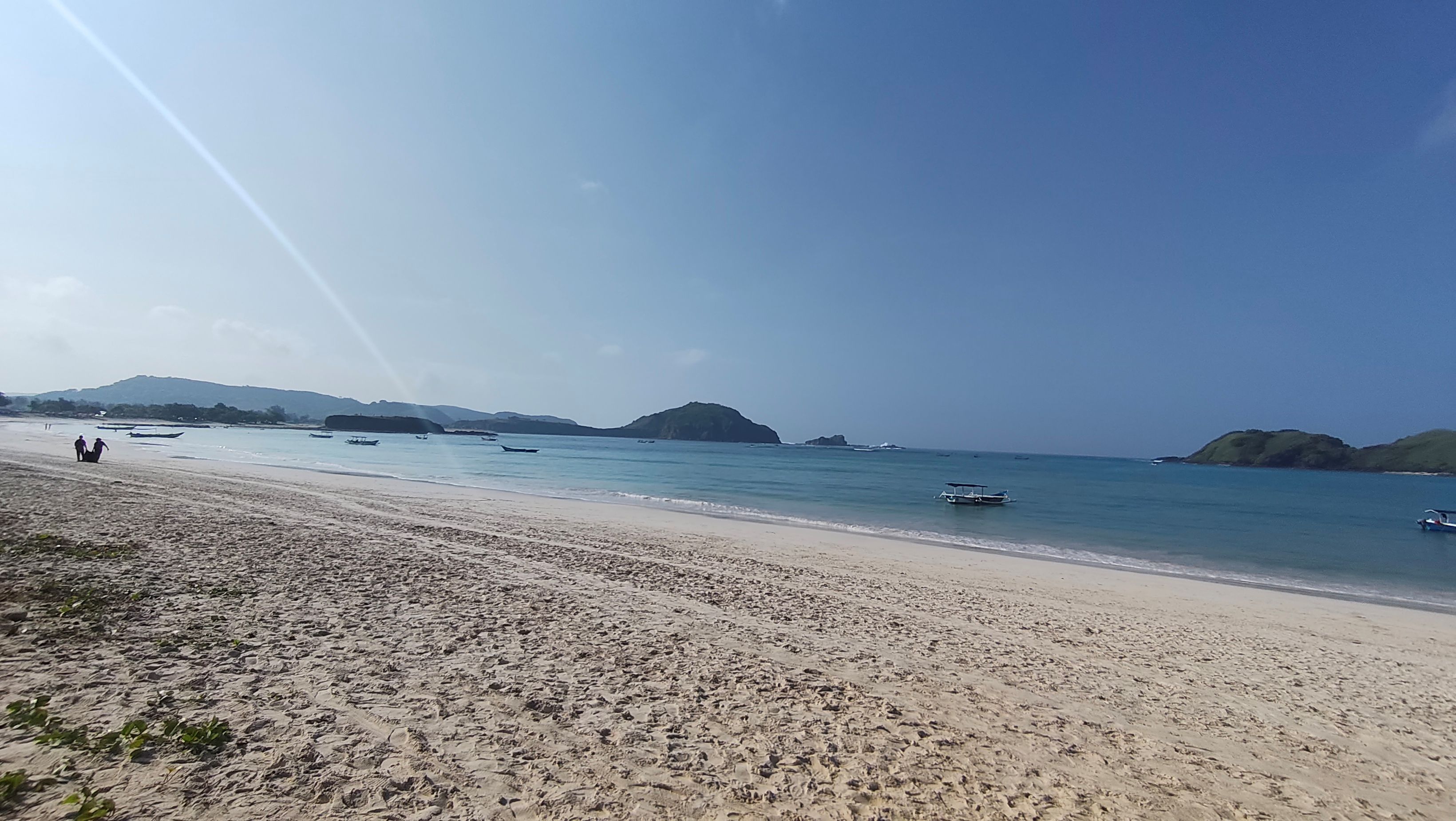 Pemandangan Pantai Tanjung Aan yang berada dalam KEK Mandalika, Lombok Tengah.  