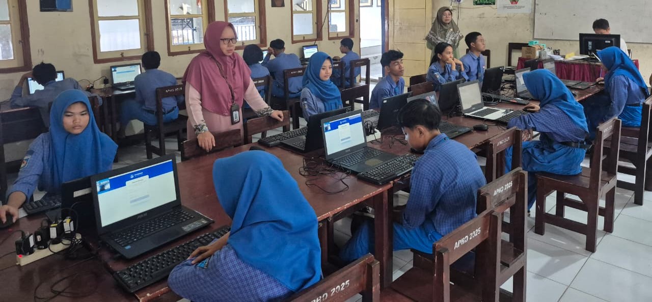 Siswa SMP di Kota Mataram saat mengikuti gladi bersih TKA, belum lama ini. Siswa absen TKA, rapor pendidikan sekolah terancam.  