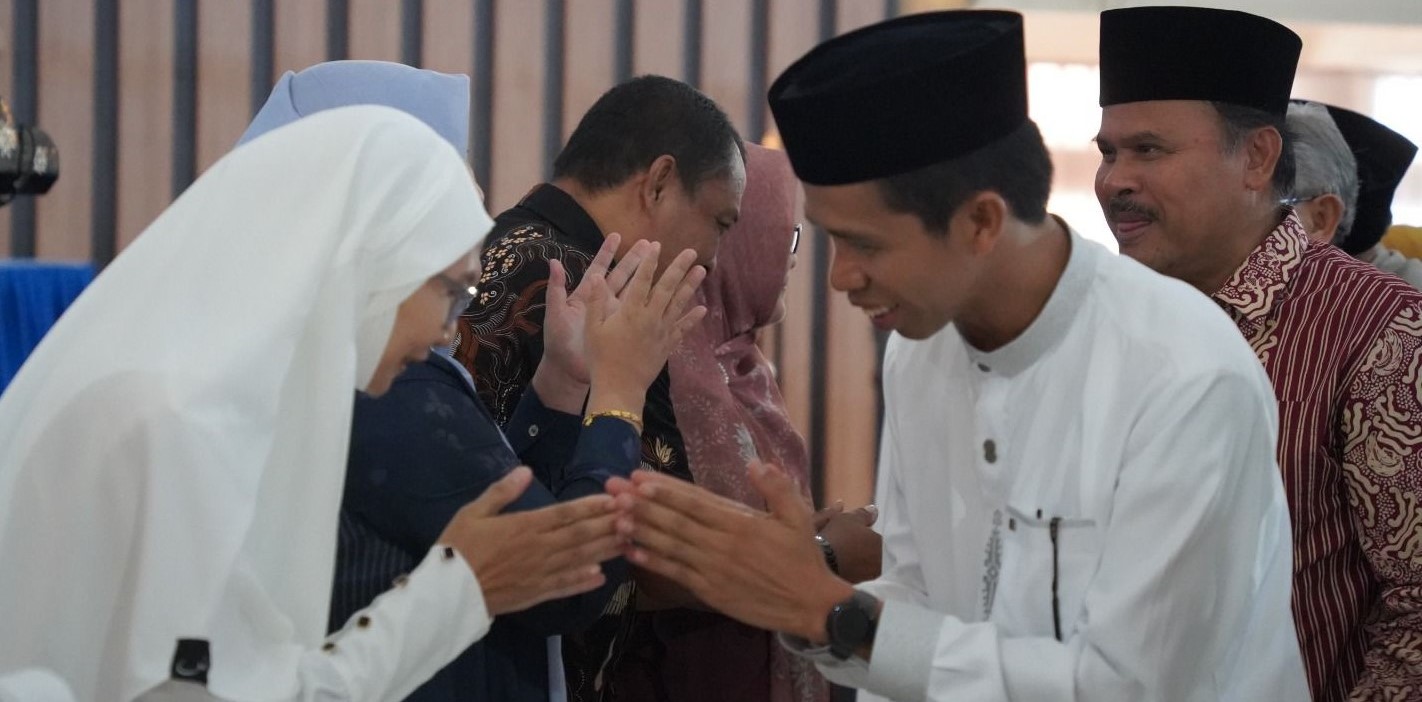 Rektor Unram Prof Sukardi pada acara halalbihalal dalam mempererat kebersamaan seluruh sivitas akademika di Auditorium M. Yusuf Abu Bakar, Selasa (31/3).