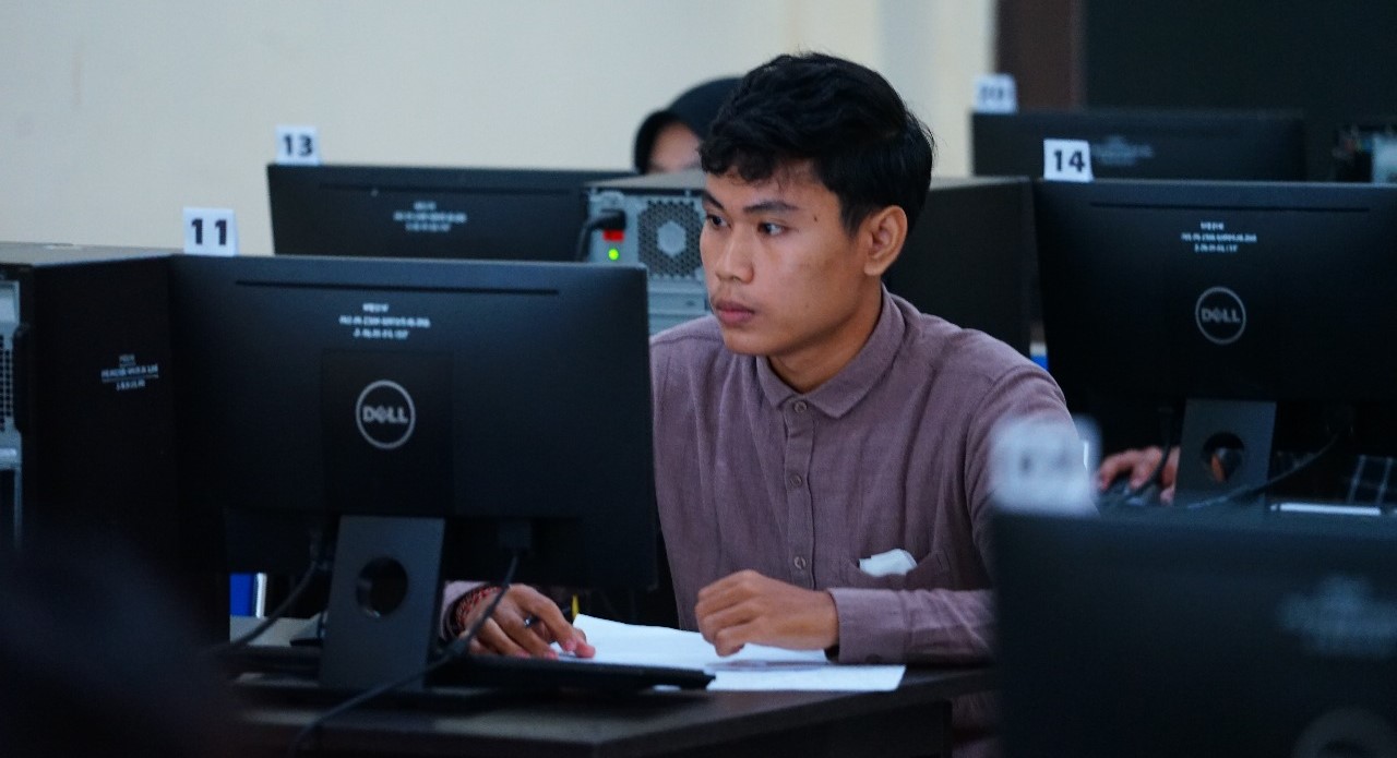 Peserta UTBK SNBT di Unram saat menjawab soal, tahun lalu. Kuota SNBT Unram 1.349 Mahasiswa, peserta bisa pilih 4 prodi.  