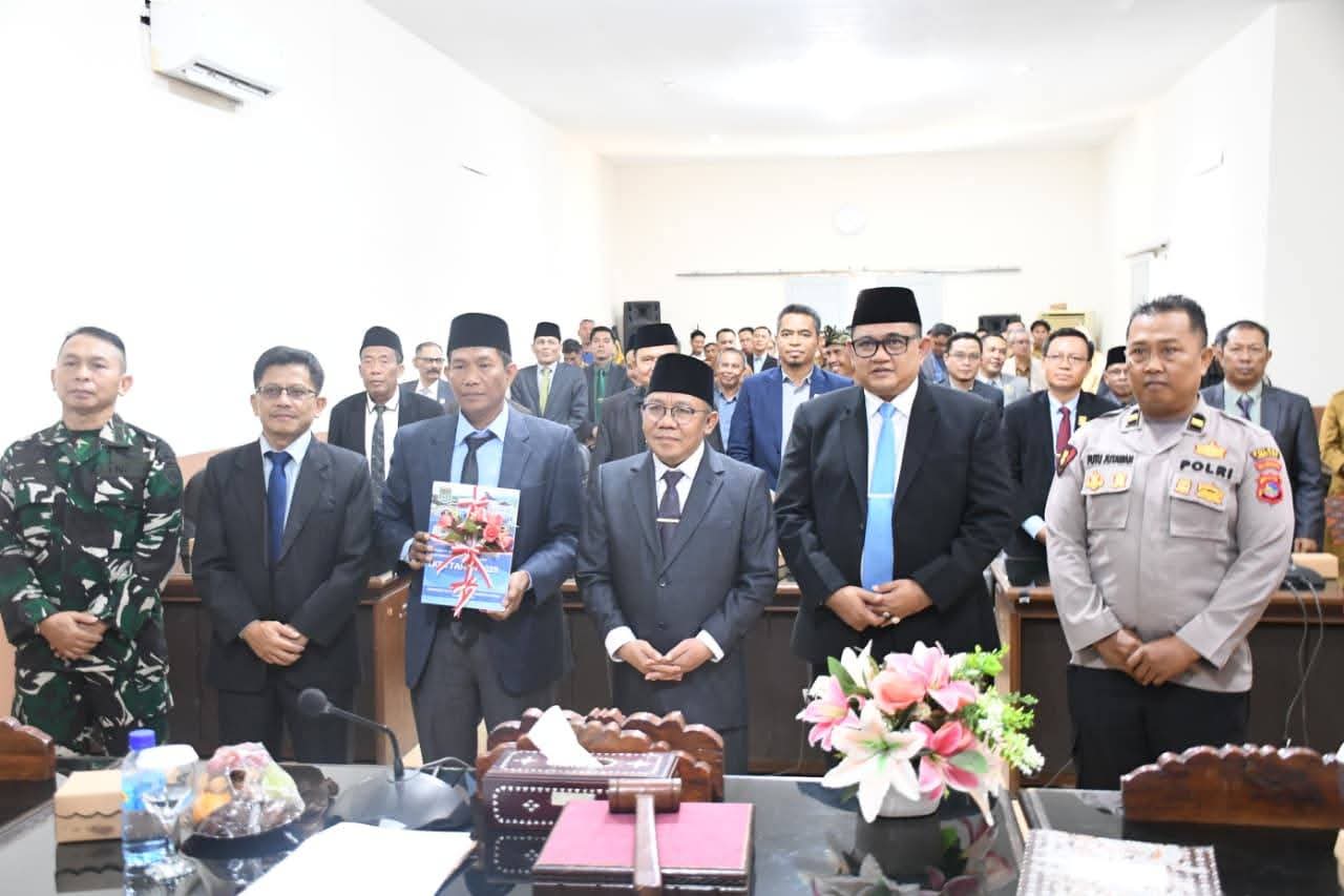 SINGGUNG KEMISKINAN: Bupati Lombok Utara Najmul Akhyar (tiga dari kanan) bersama Wabup Kusmalahadi Syamsuri (dua dari kanan) di sela-sela menghadiri paripurna LKPJ.