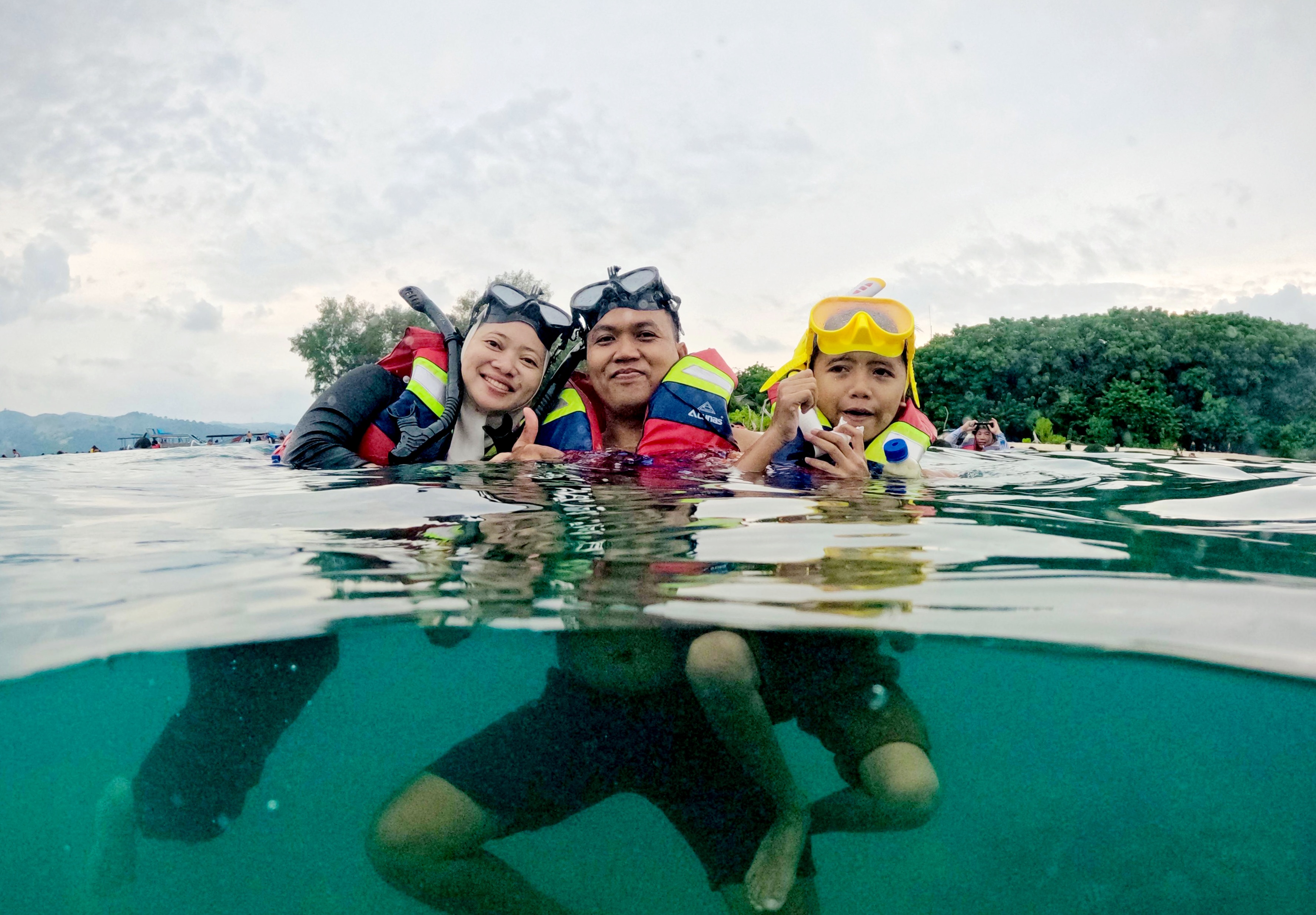 WISATA KELUARGA: Gili Nanggu menjadi salah satu wisata keluarga yang ramai dikunjungi.