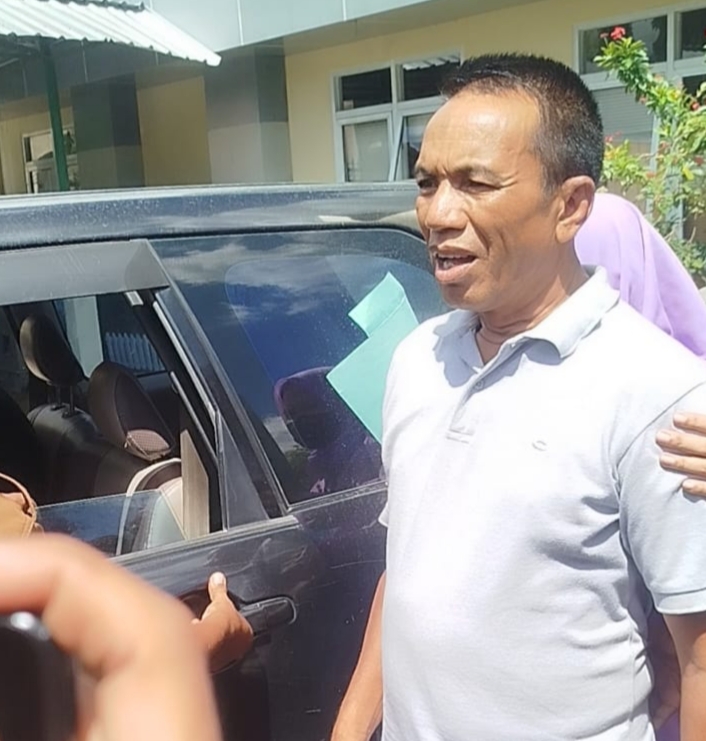Camat Pajo Imran saat dibawa menuju mobil tahanan Kejari Dompu, Senin (30/3).