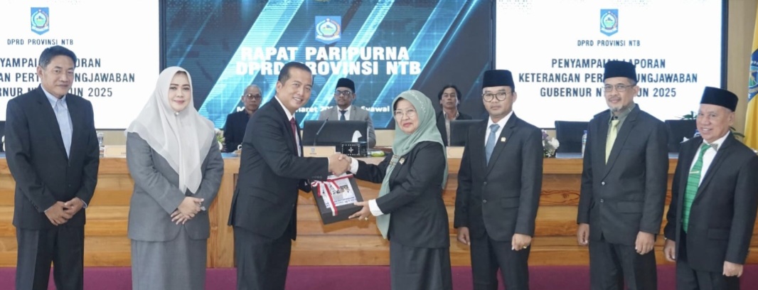 Gubernur NTB Lalu Muhamad Iqbal menyerahkan dokumen Laporan Keterangan Pertanggungjawaban (LKPJ) Tahun 2025 ke Ketua DPRD NTB NTB Baiq Isvie Rupaeda dalam rapat paripurna,Senin (30/3).