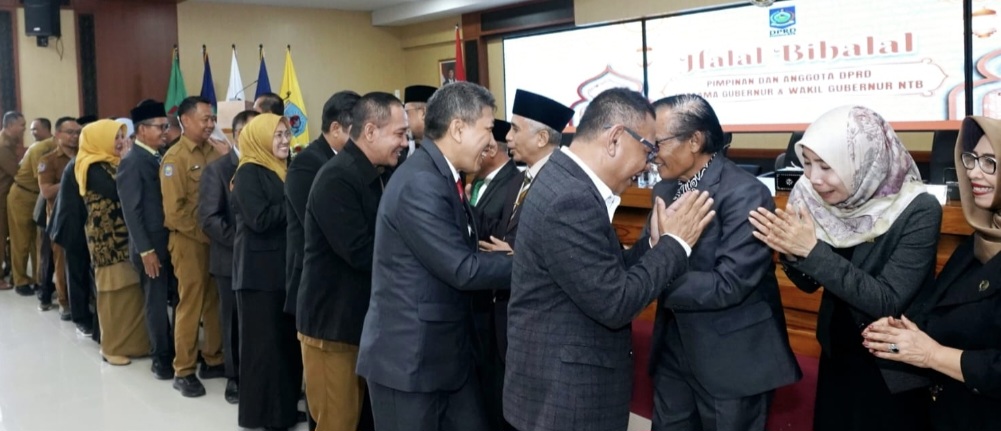 Pimpinan dan anggota DPRD NTB menggelar halalbihalal usai rapat paripurna, Senin (30/3). 