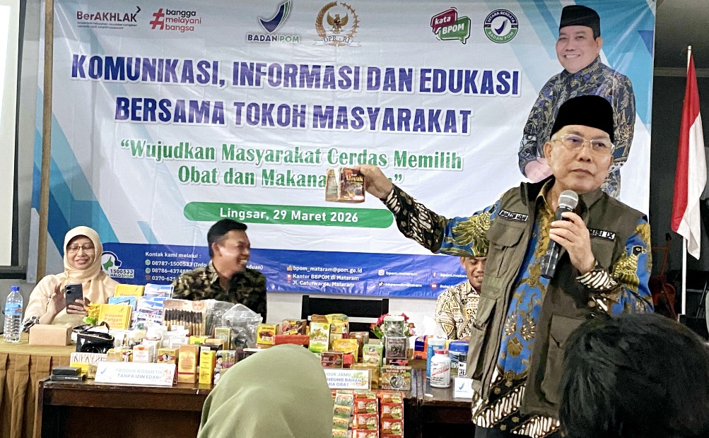 Anggota Komisi IX DPR RI  M.Muazzim Akbar menyampaikan sosialisasi pengawasan obat dan makanan bersama BBPOM di Kecamatan Narmada, Senin (30/3).