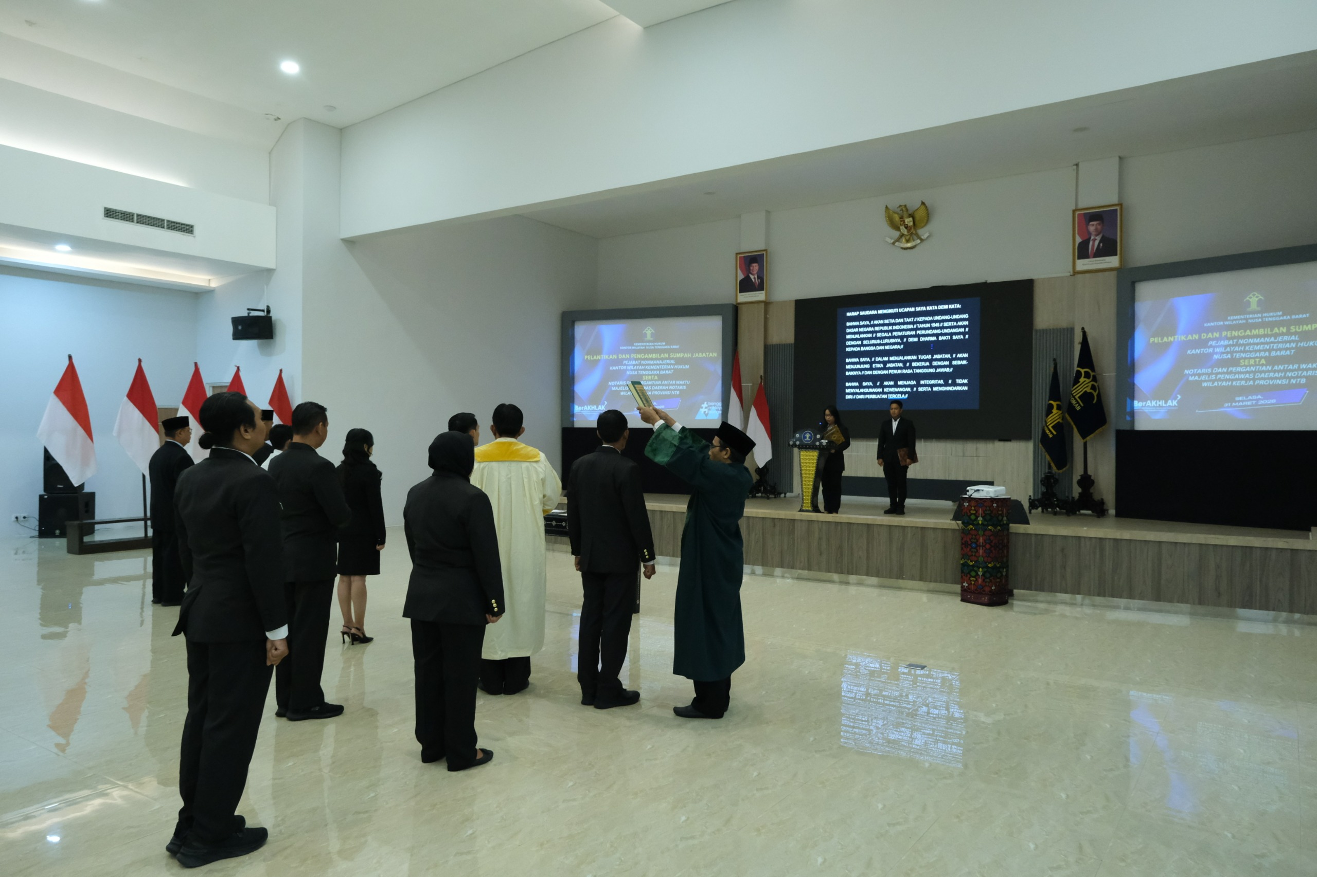 Kakanwil Kemenkum NTB I Gusti Putu Milawati melantik lima Analis Hukum, menegaskan pentingnya integritas dan peran strategis dalam pelayanan hukum.