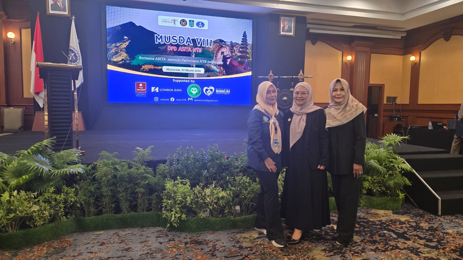 Direktur Rumah Sakit Mandalika dr Oxy Cahyowahyuni (tengah) menghadiri Musda ke-8 DPD Association of the Indonesian Tours and Travel Agencies NTB di Mataram, Senin (30/3)