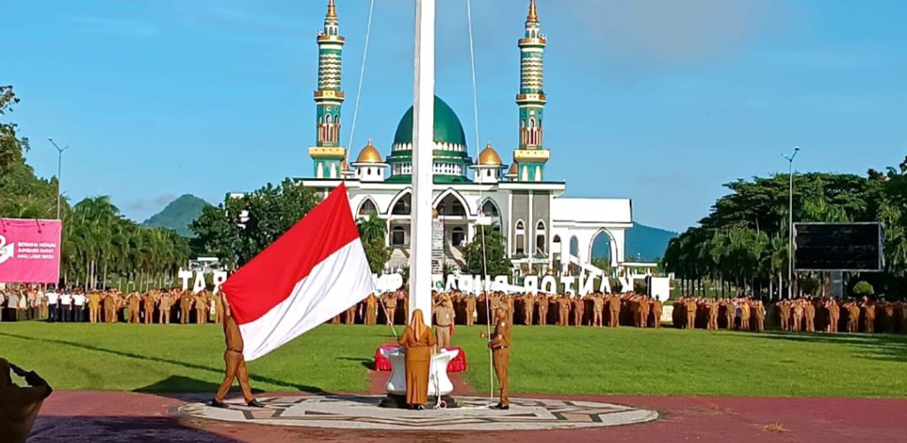 Pengibaran bendera merah putih saat apel pagi di halaman kantor Bupati KSB, Senin (30/3).
