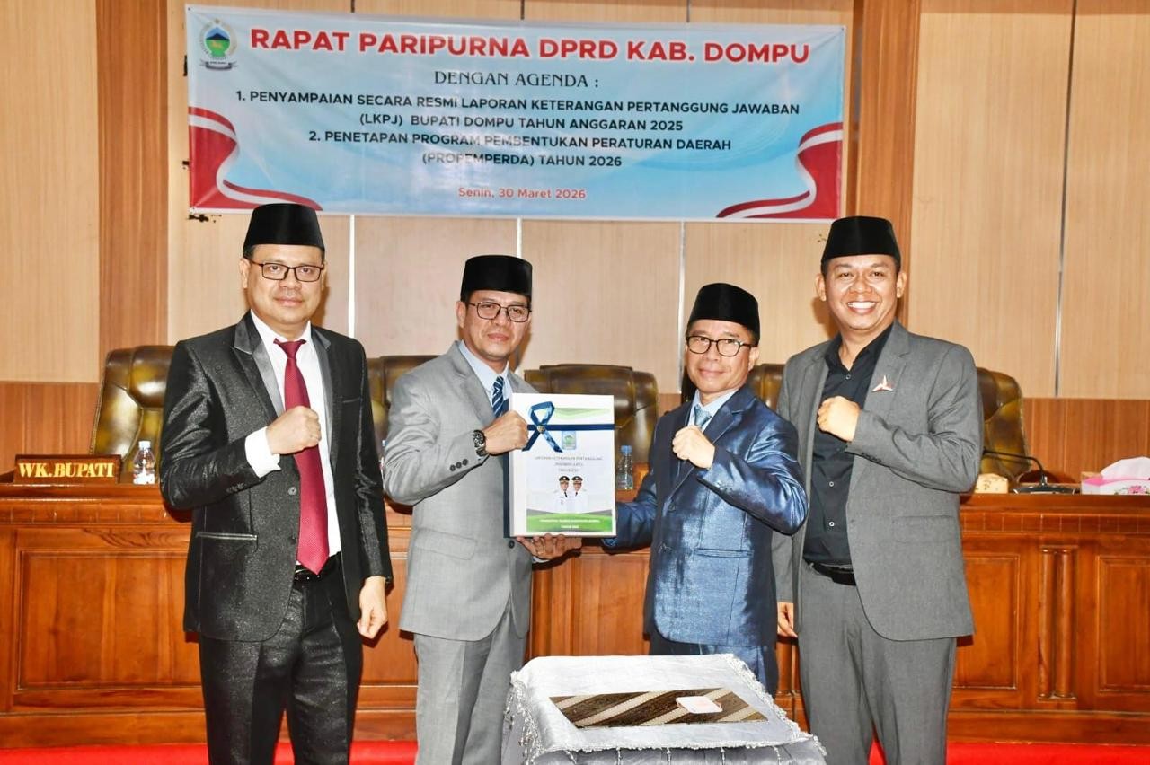 Bupati Dompu Bambang Firdaus (dua kiri) menyerahkam dokumen LKPJ kepada ketua DPRD Dompu Muttakun di kantor DPRD NTB, Senin (30/3).