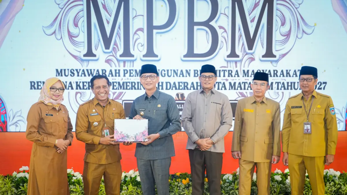 ARAH PEMBANGUNAN: Penyerahan dokumen rekap usulan hasil MPBM kelurahan dan kecamatan diwakili camat Cakranegara Irfan Syafindra S. kepada Wali Kota Mataram Mohan Roliskana, Selasa (31/3). 
