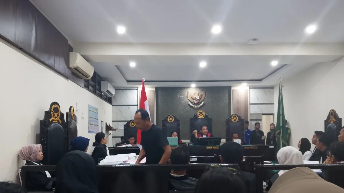Ayah kandung Brigadir Esco, Samsul Herawadi berjalan usai memberikan kesaksian di PN Mataram, Selasa (31/3).